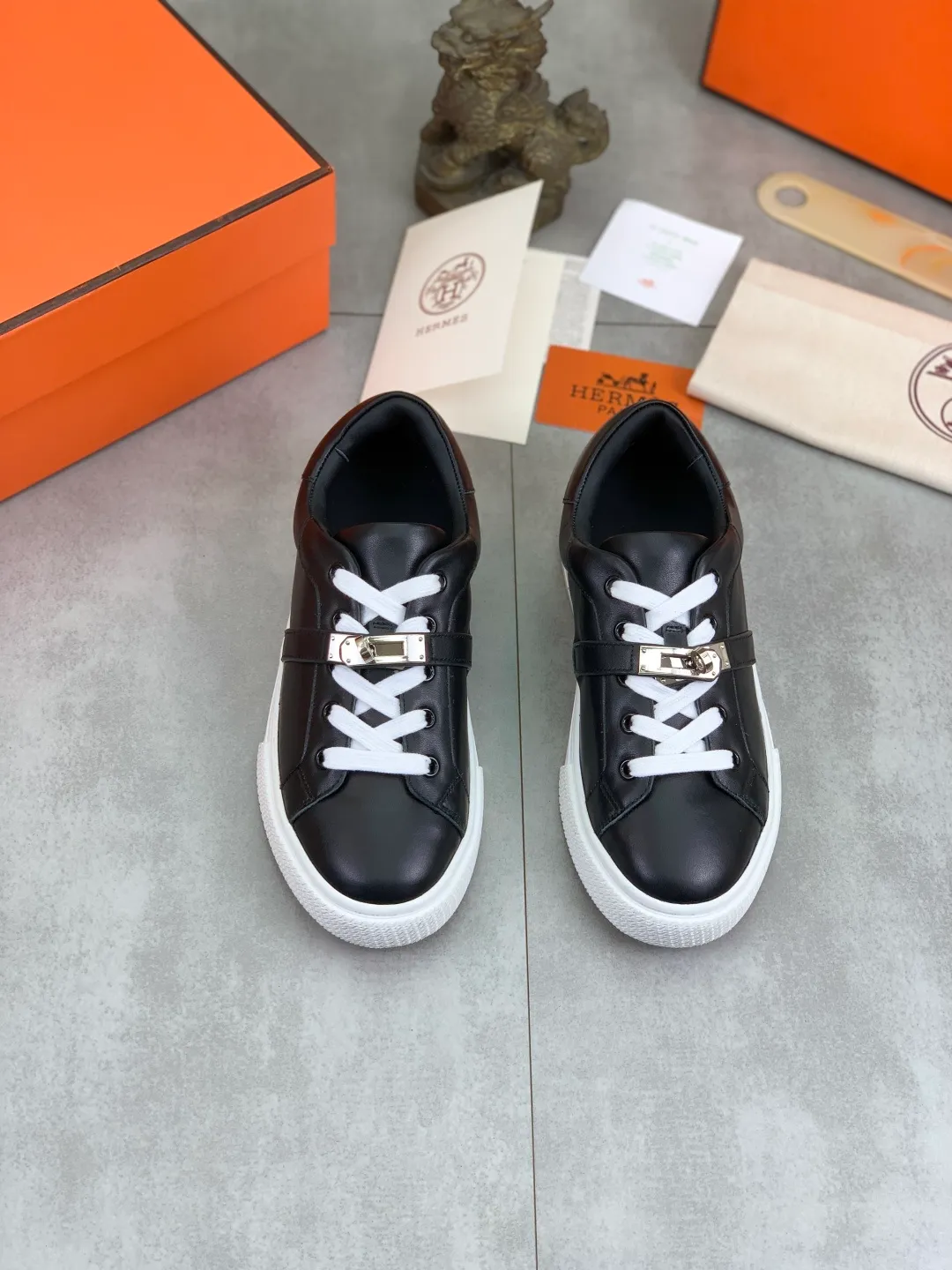 Men's men's shoes 💰P640 New Hermes top version Hermès classic couple style #𝐊𝐞𝐥𝐥𝐲 buckle casual white shoes skateboard shoes that will not conflict with shoes at all. Full of unknowns, Hermès rarely produces flat casual shoes and they are paired with classic palladium-plated Kelly shoe buckles! You'll fall in love with it at first sight. It's super versatile and can be worn with any skirt or pants. 🉑️Close your eyes and wear it. It's super noble. Fabric: Specific cowhide/canvas material. Lining: Sheepskin lining. Outsole: Original molded TPU outsole. Size: 35-45.